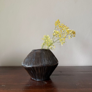 Wazon ceramiczny "Deep Lines"